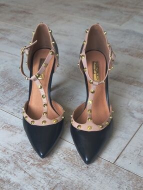 Halogen Black Pointed T-Strap Heels with Blush & Gold Studded Accents Sz 8M